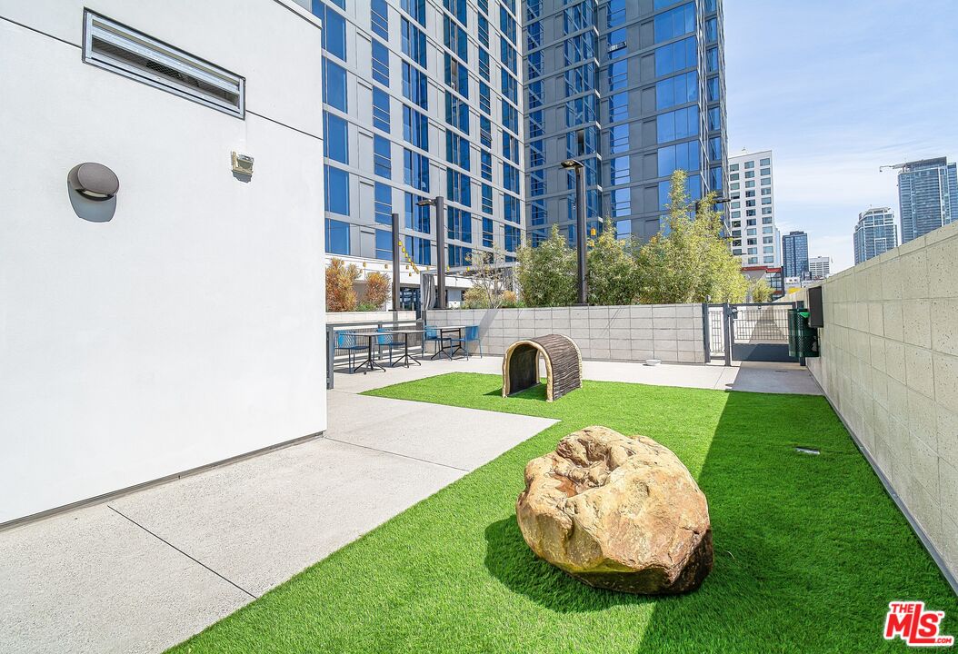 330 W 11th St Unit: 406