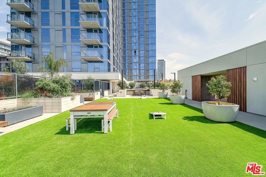 330 W 11th St Unit: 406