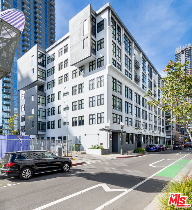 330 W 11th St Unit: 406