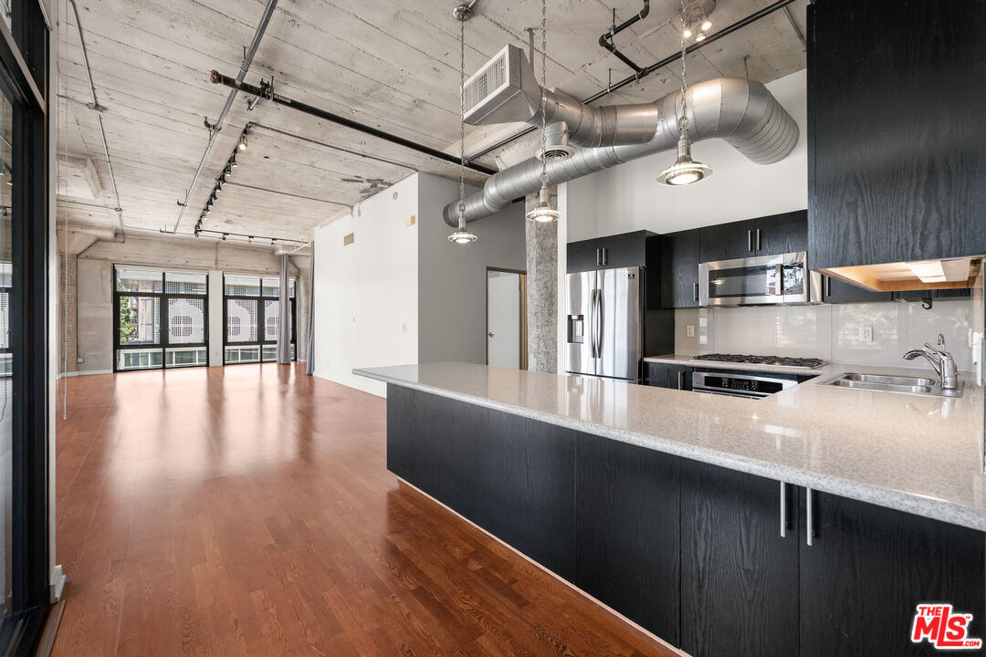 330 W 11th St Unit: 406
