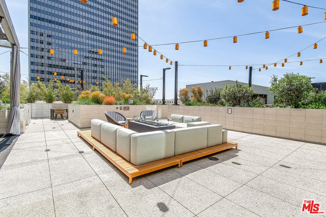 330 W 11th St Unit: 406