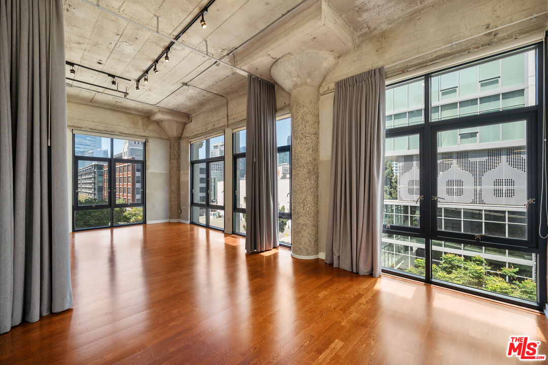 330 W 11th St Unit: 406