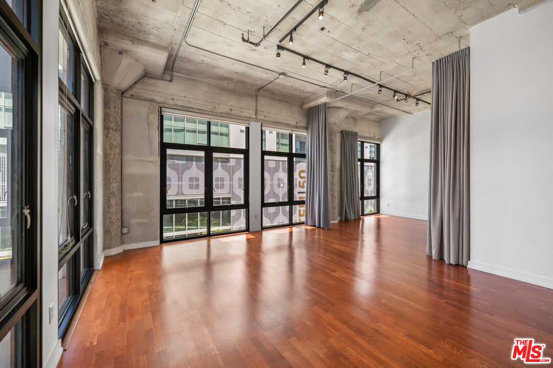 330 W 11th St Unit: 406