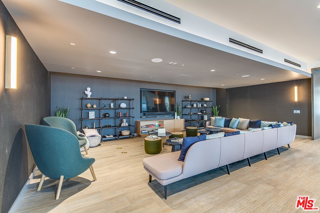 330 W 11th St Unit: 406