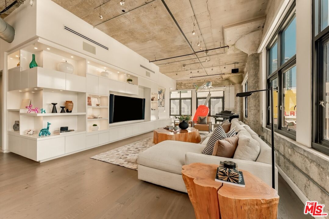 330 W 11th St Unit: 401 & 402