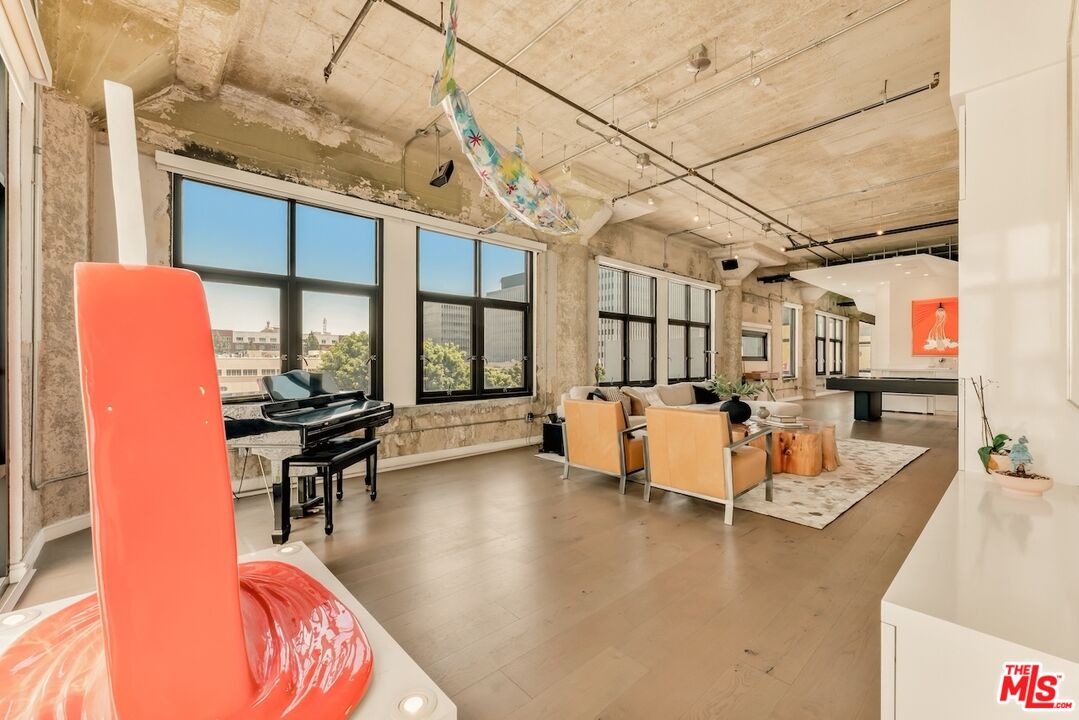 330 W 11th St Unit: 401 & 402