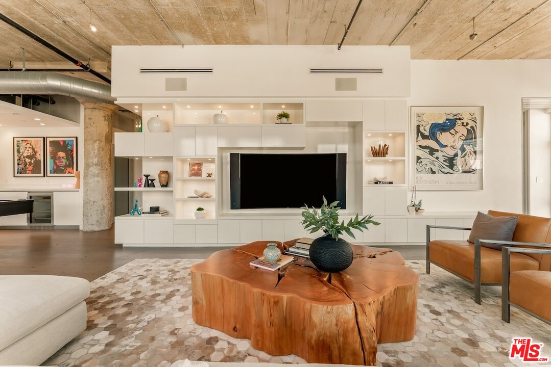 330 W 11th St Unit: 401 & 402