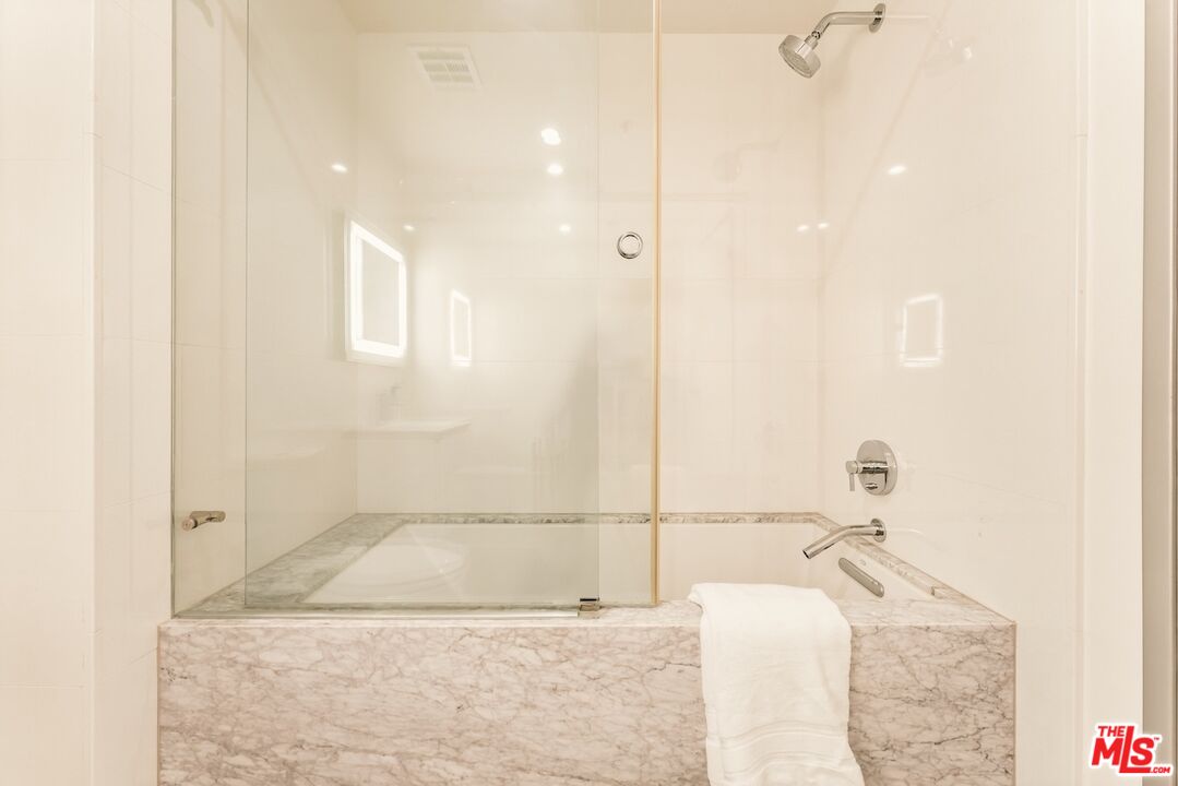 330 W 11th St Unit: 401 & 402