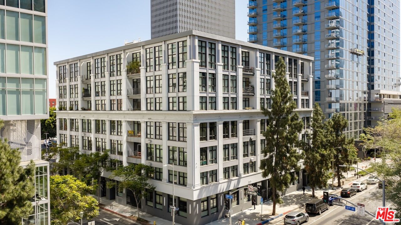 330 W 11th St Unit: 401 & 402