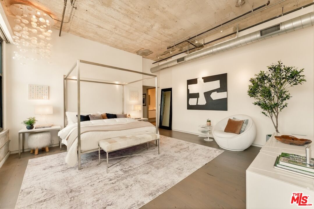 330 W 11th St Unit: 401 & 402