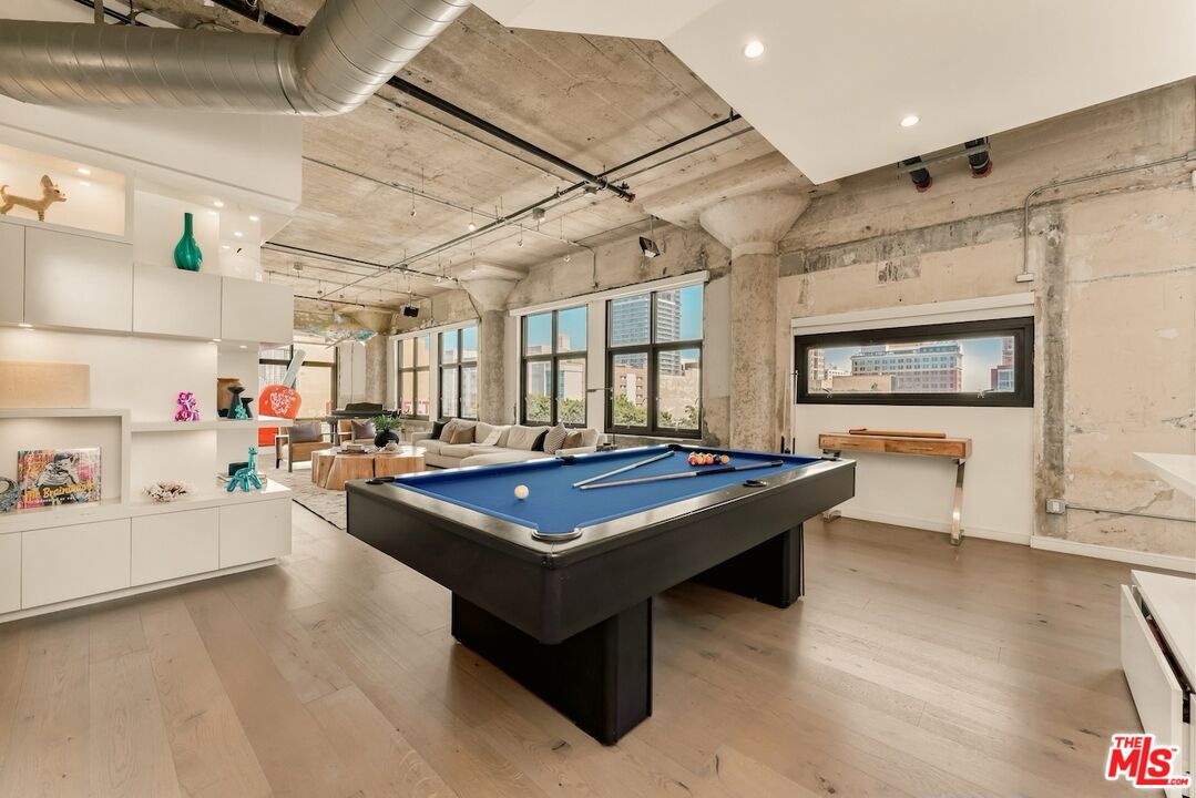 330 W 11th St Unit: 401 & 402