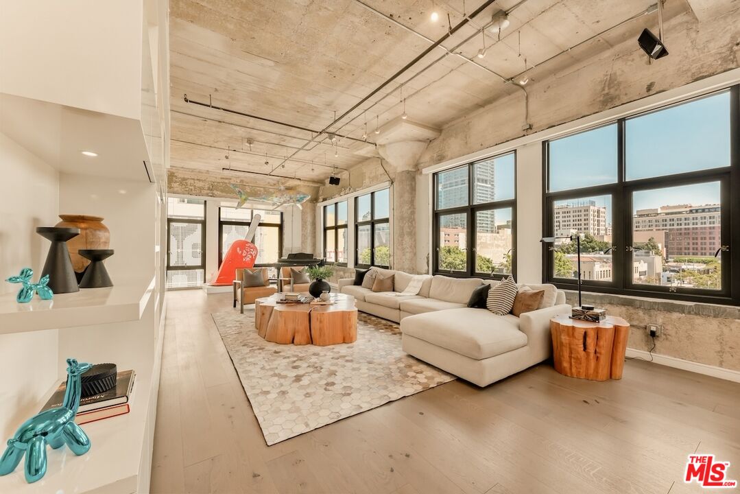 330 W 11th St Unit: 401 & 402