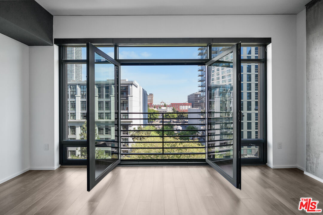 1111 S Grand Ave Unit: 716