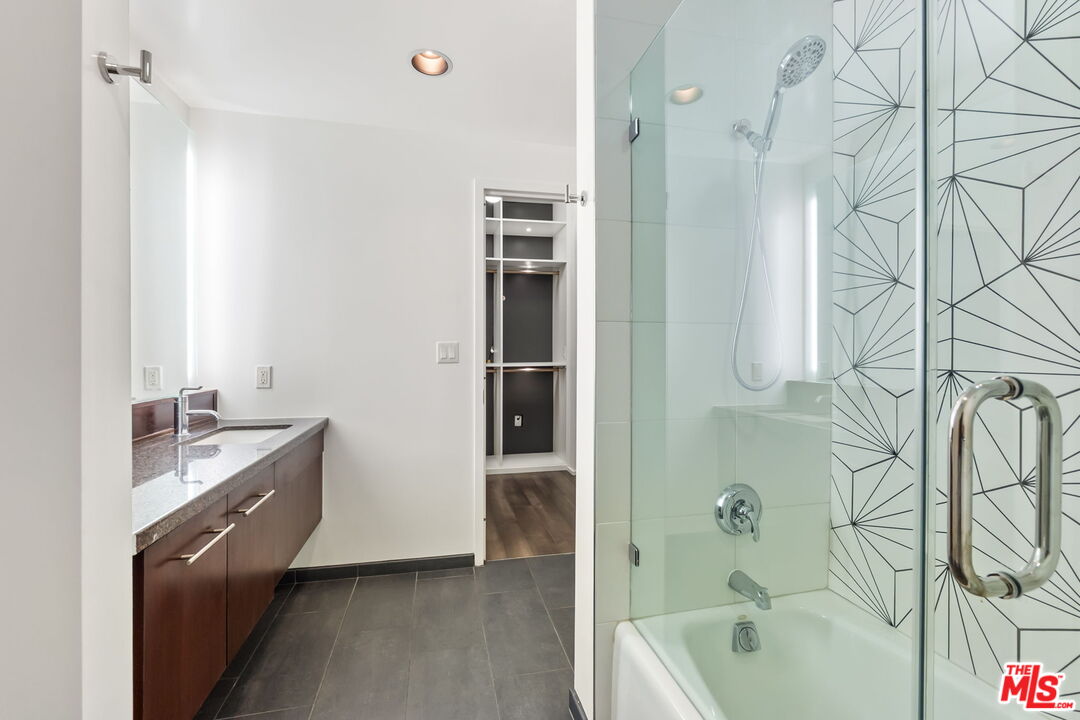 1111 S Grand Ave Unit: 716