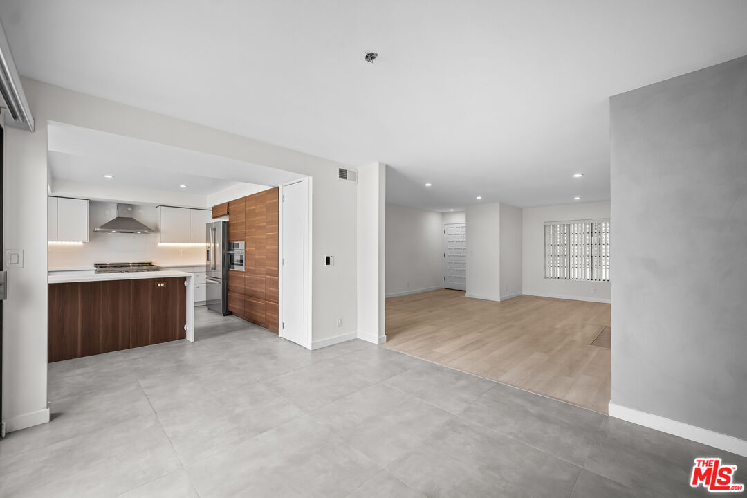 136 S Swall Dr Unit: 4