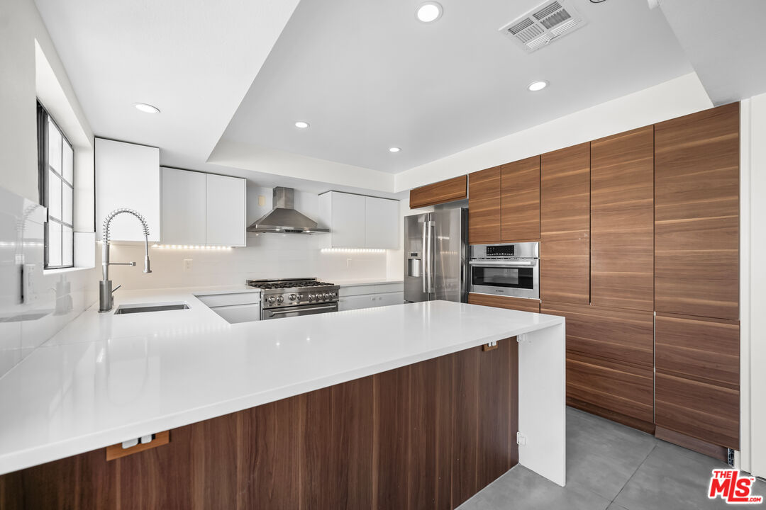 136 S Swall Dr Unit: 4