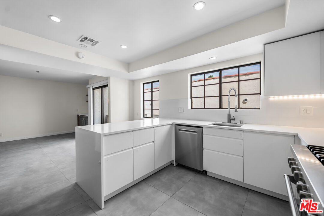 136 S Swall Dr Unit: 4