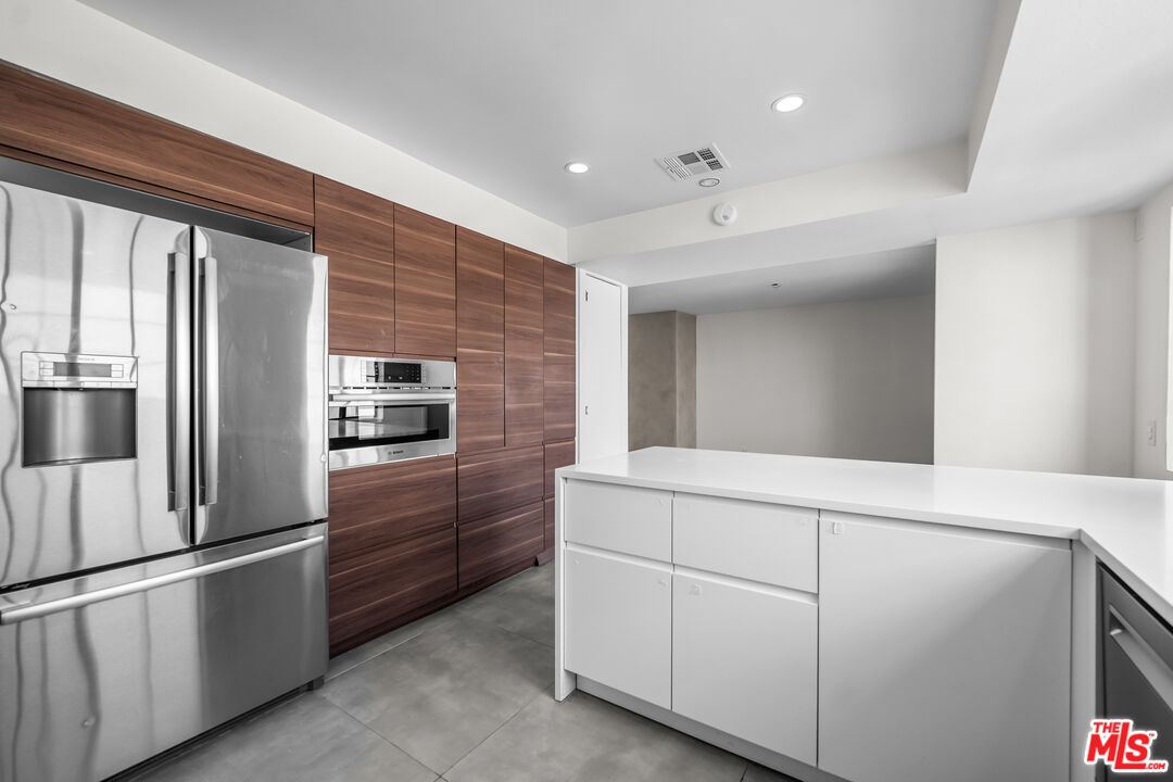 136 S Swall Dr Unit: 4