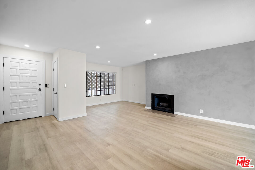 136 S Swall Dr Unit: 4