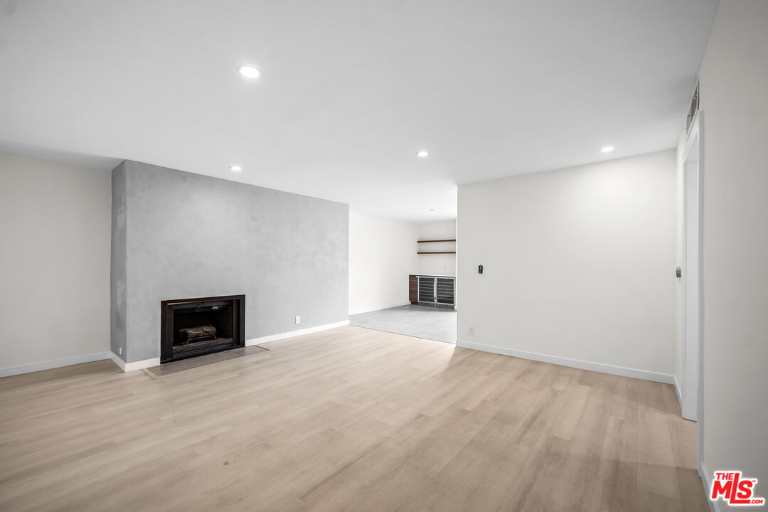 136 S Swall Dr Unit: 4