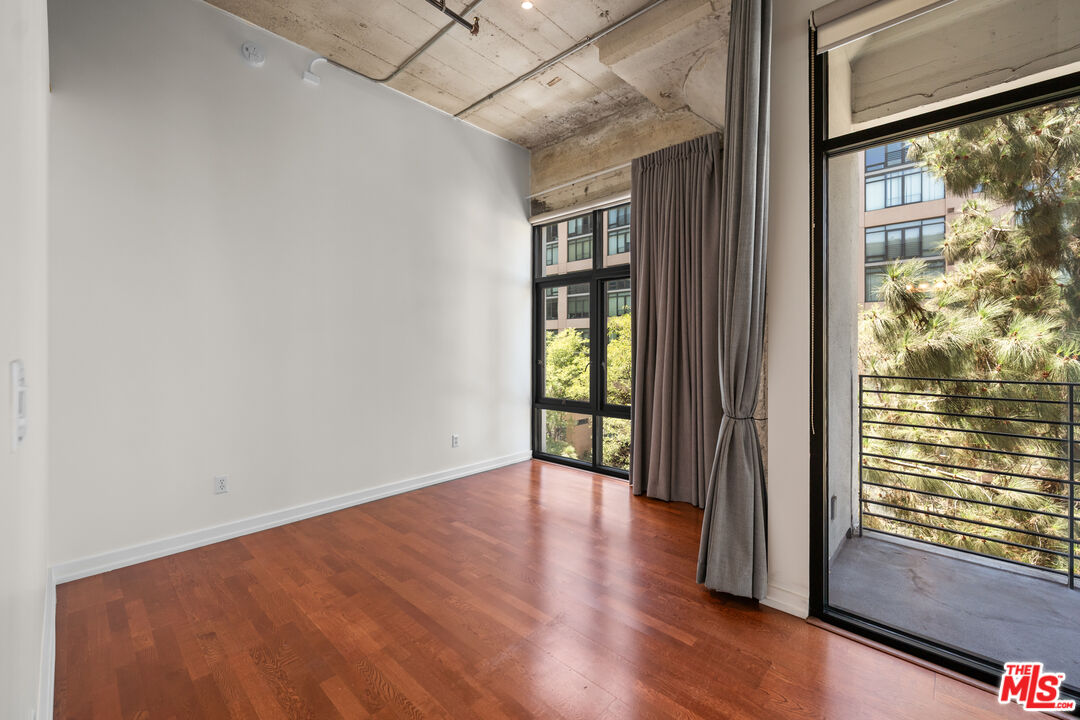 330 W 11th ST Unit: 406