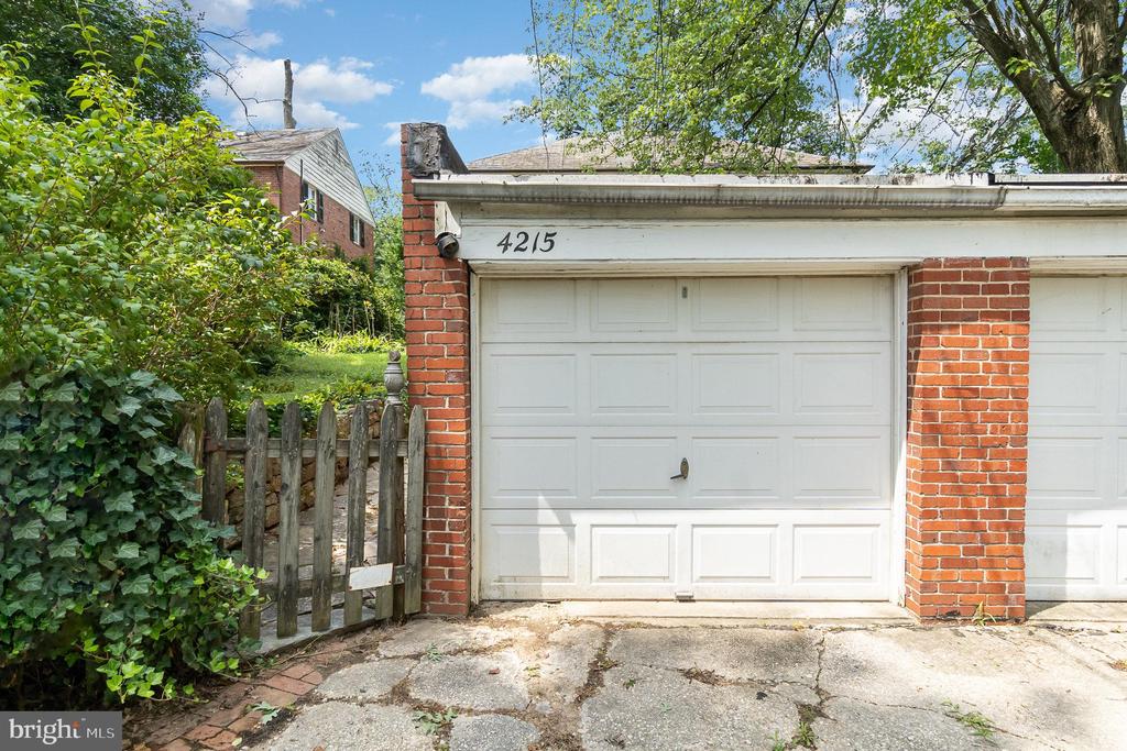 4215 Eastview Rd