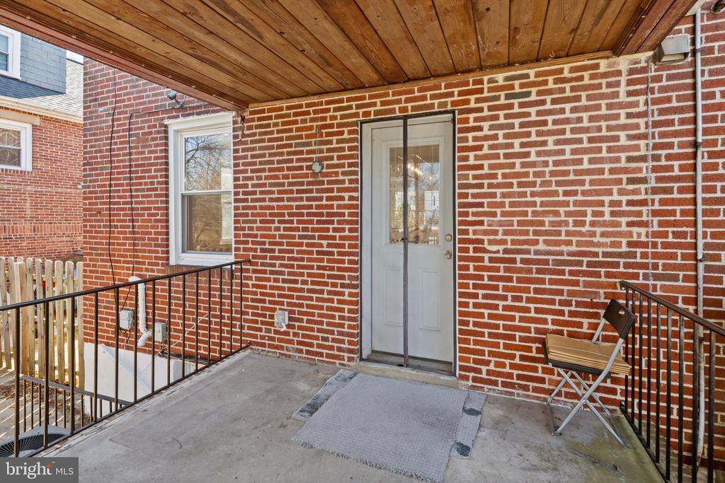 2406 E Strathmore Ave