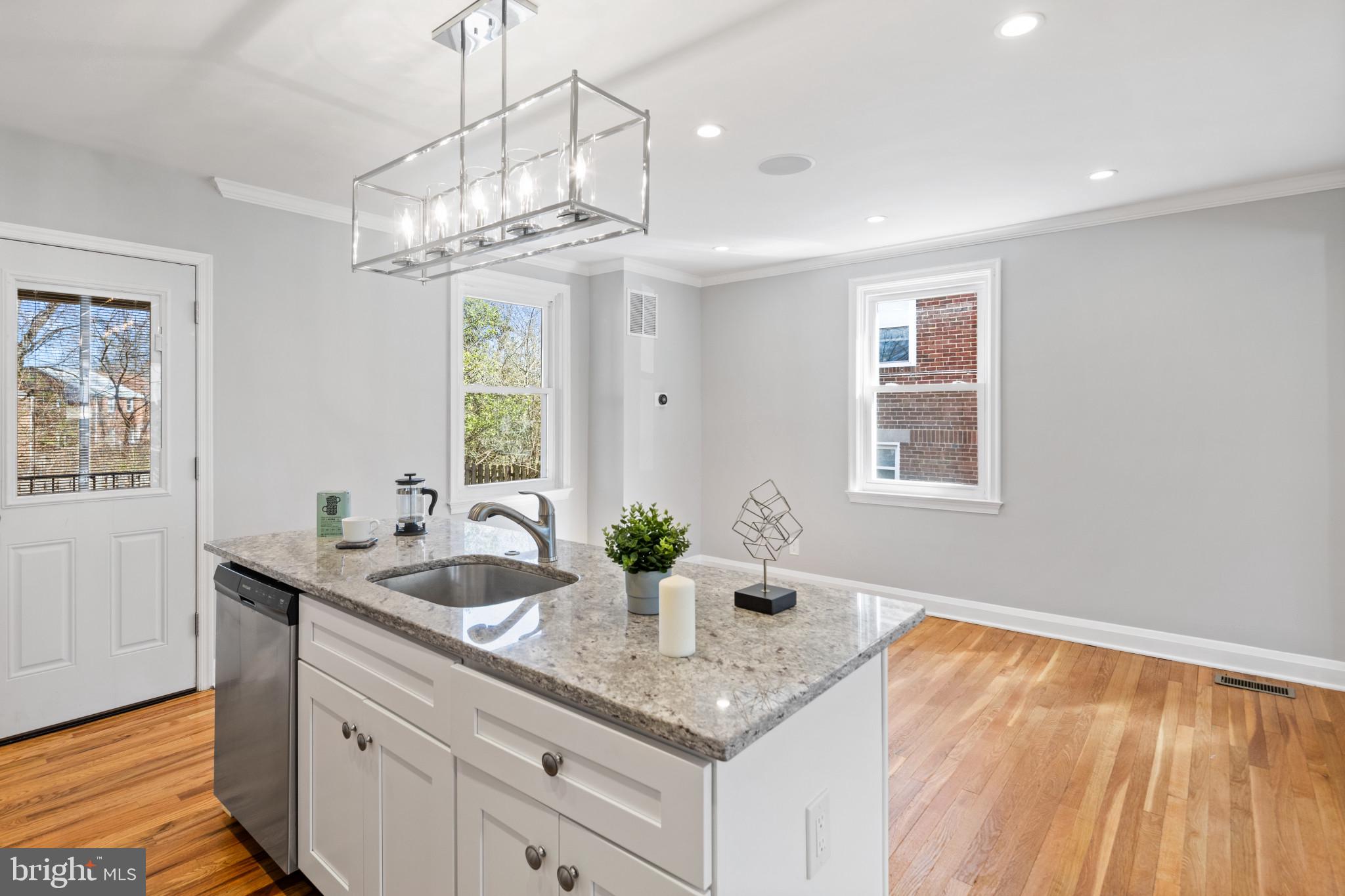 2406 E Strathmore Ave