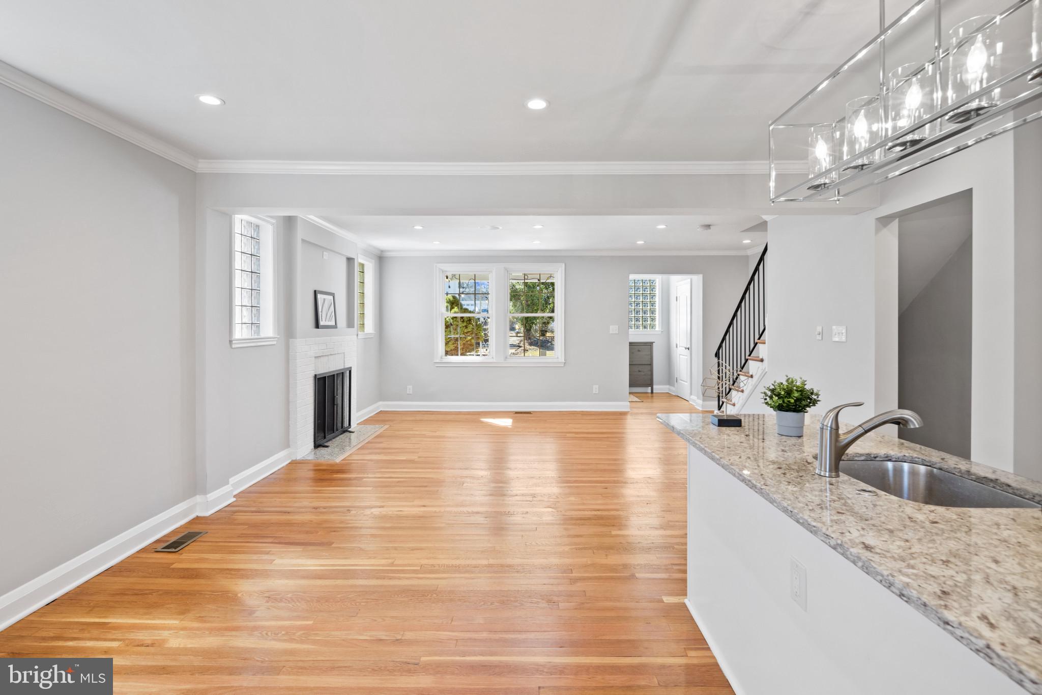 2406 E Strathmore Ave