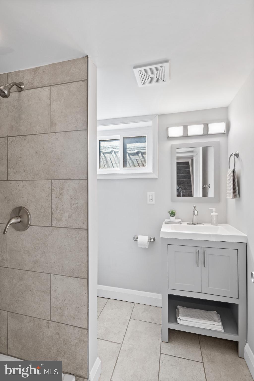 2406 E Strathmore Ave