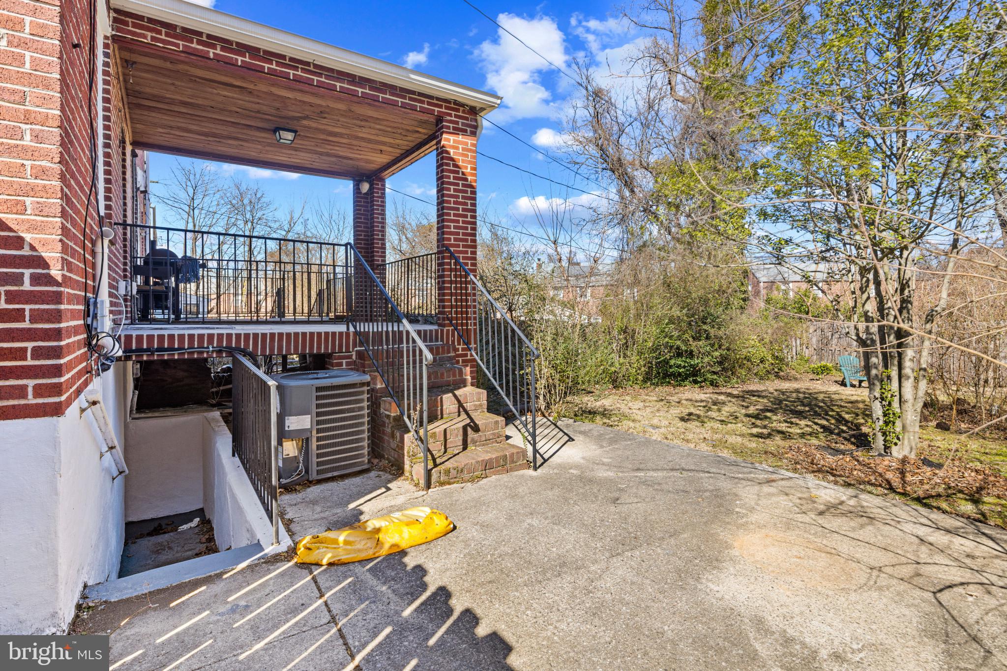 2406 E Strathmore Ave