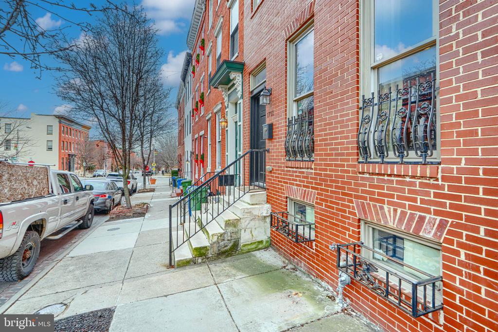 1711 HOLLINS STREET