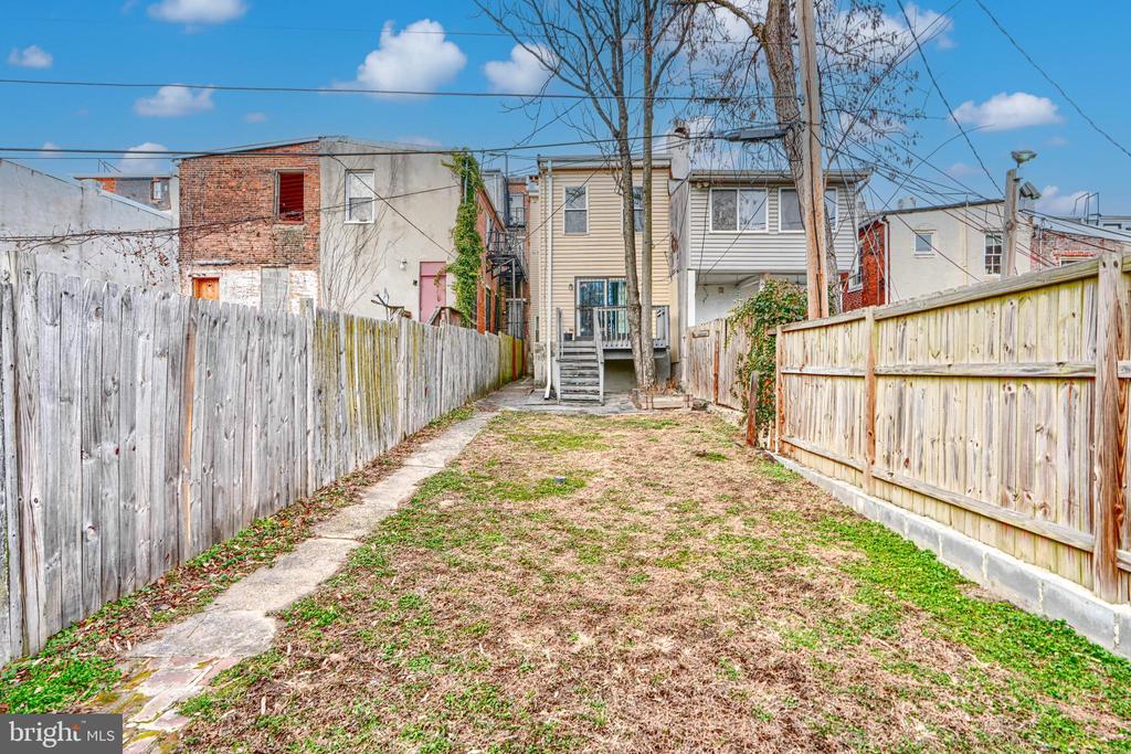 1711 HOLLINS STREET