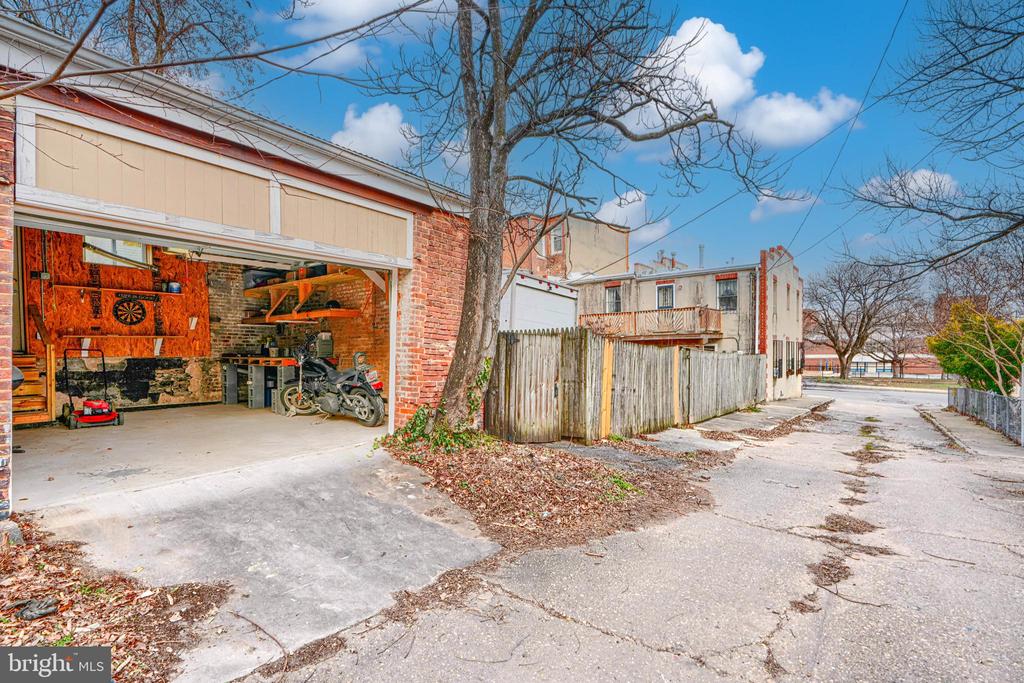 1711 HOLLINS STREET