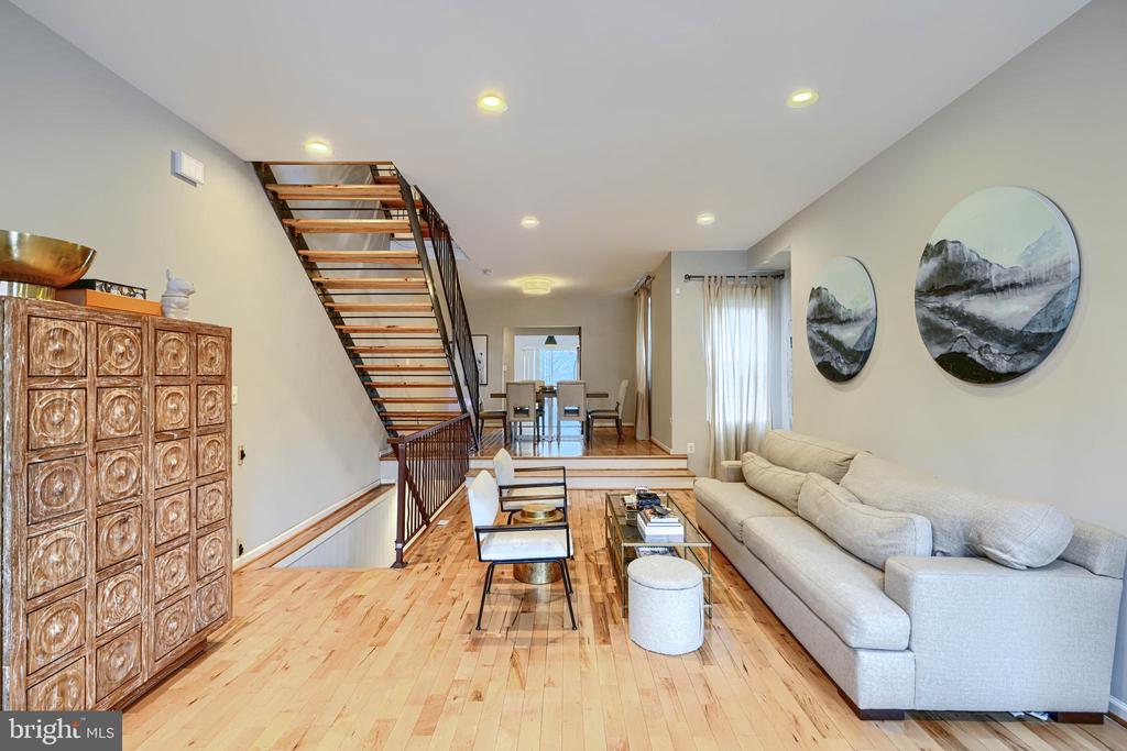1711 HOLLINS STREET