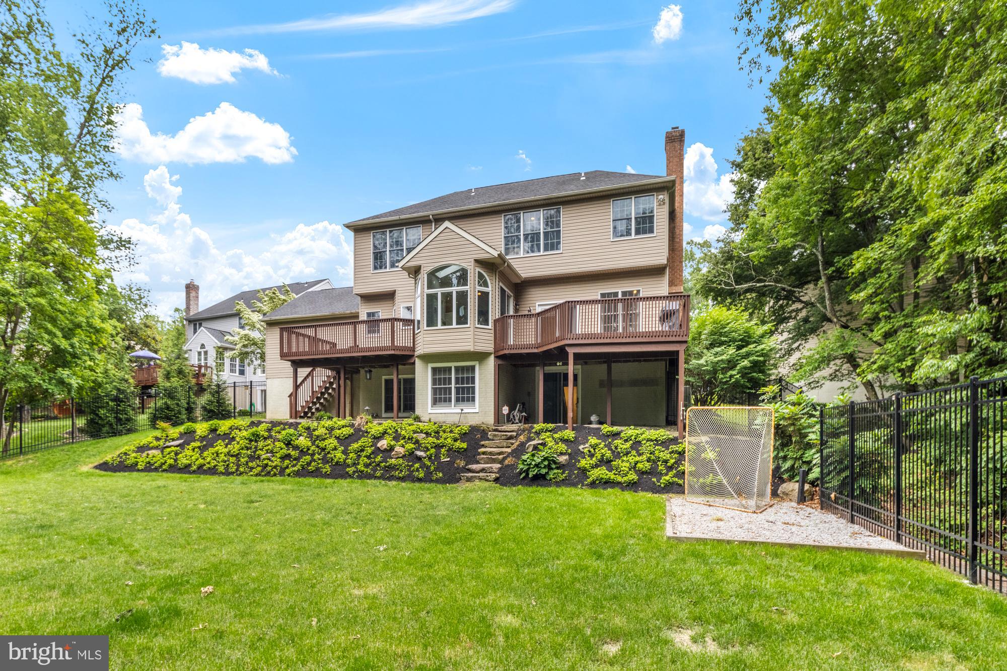 8 LOCHWELL COURT