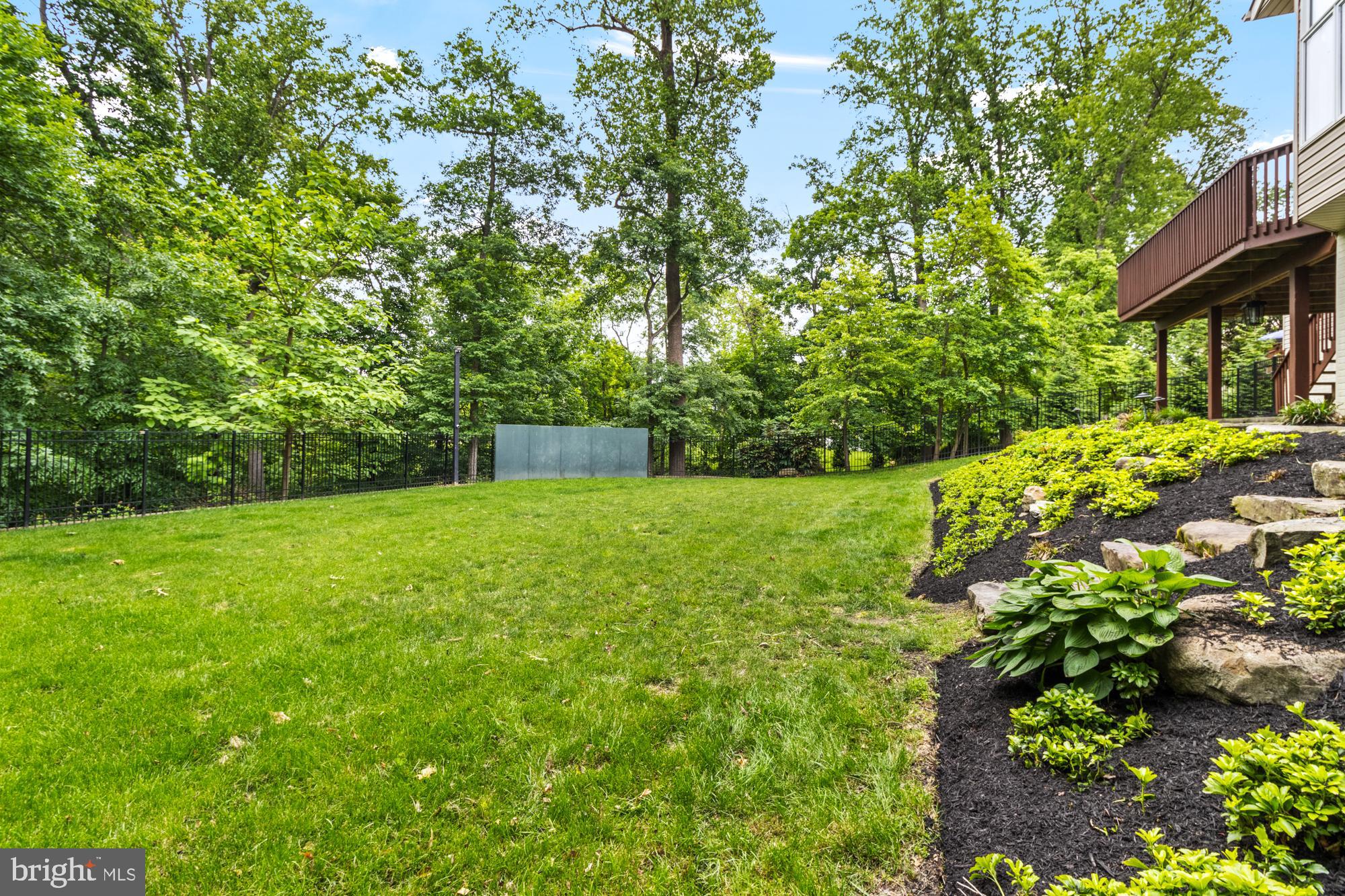 8 LOCHWELL COURT