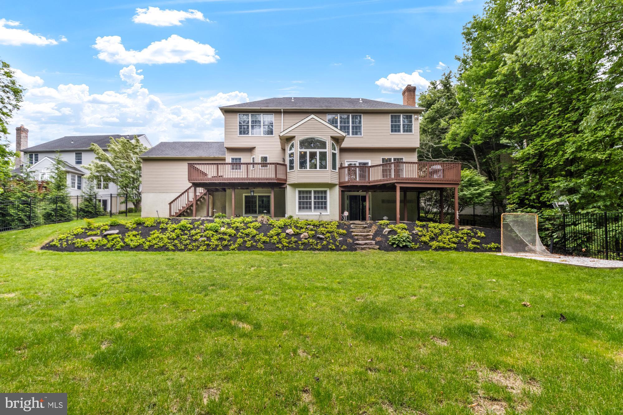 8 LOCHWELL COURT