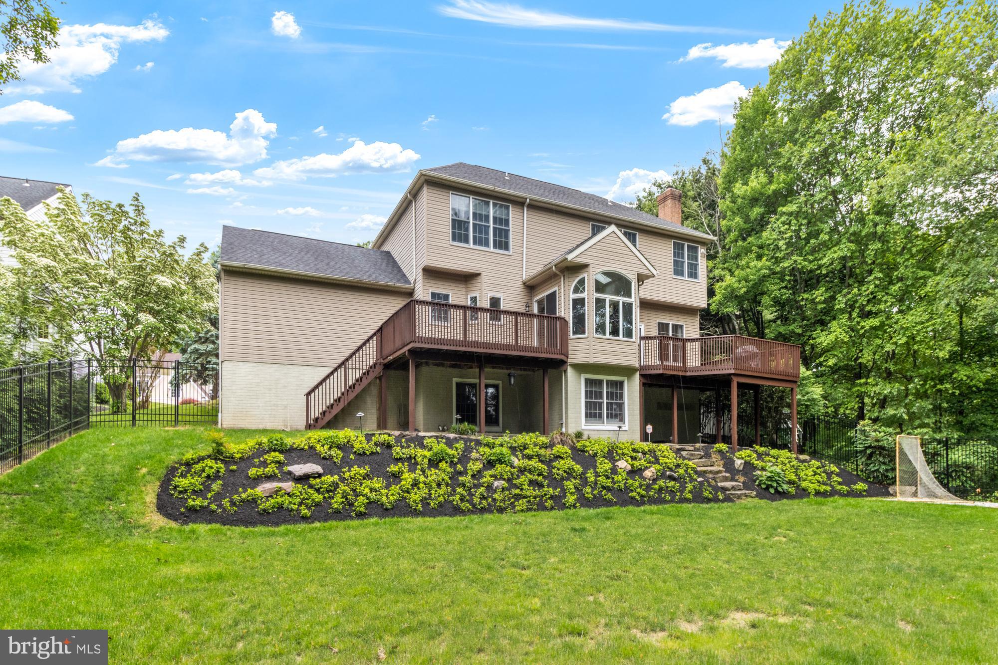 8 LOCHWELL COURT