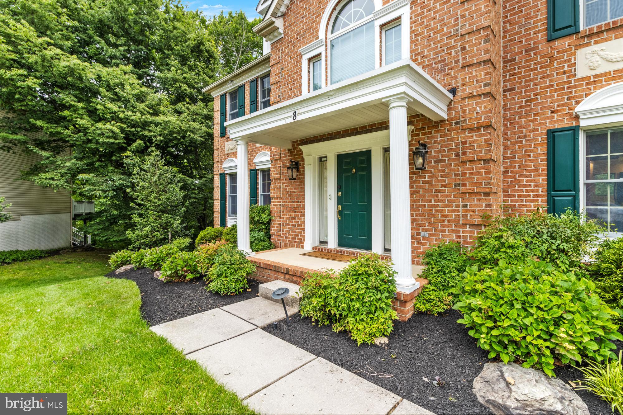 8 LOCHWELL COURT