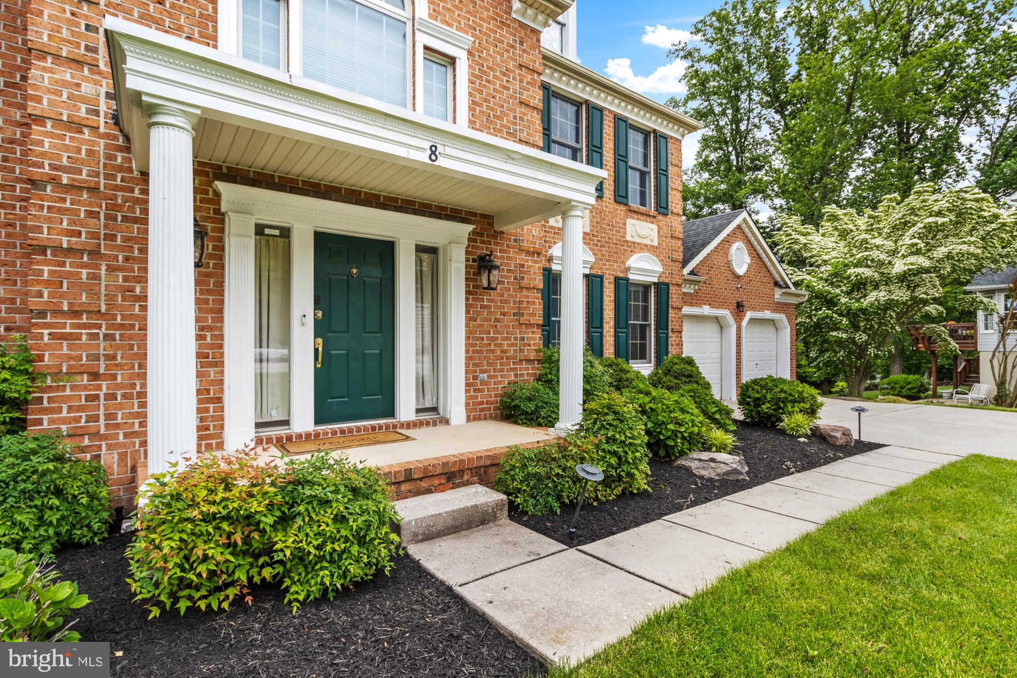 8 LOCHWELL COURT