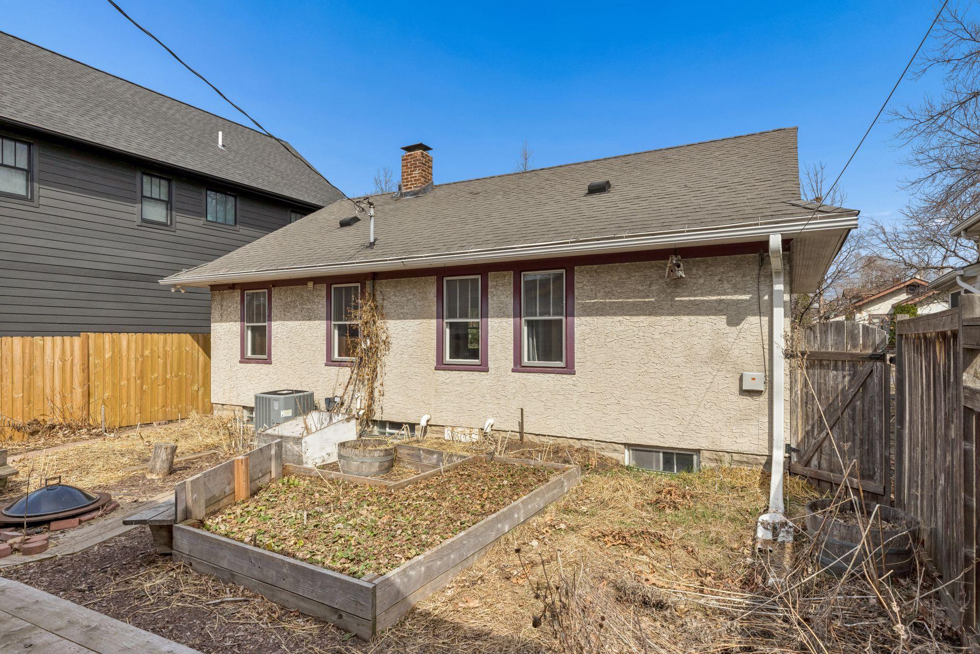 2146 W James Avenue