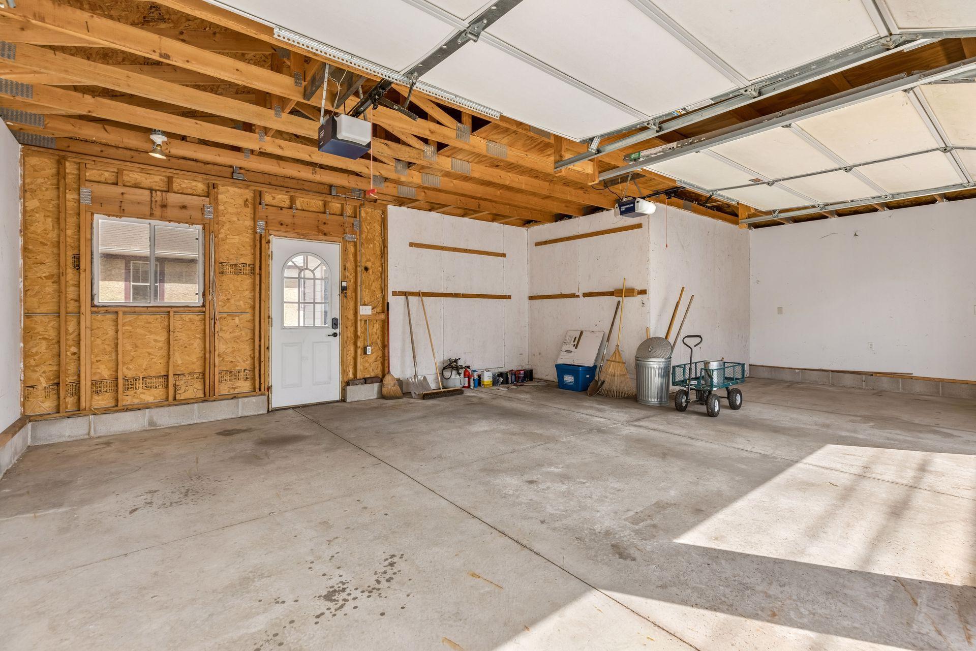 2146 W James Avenue