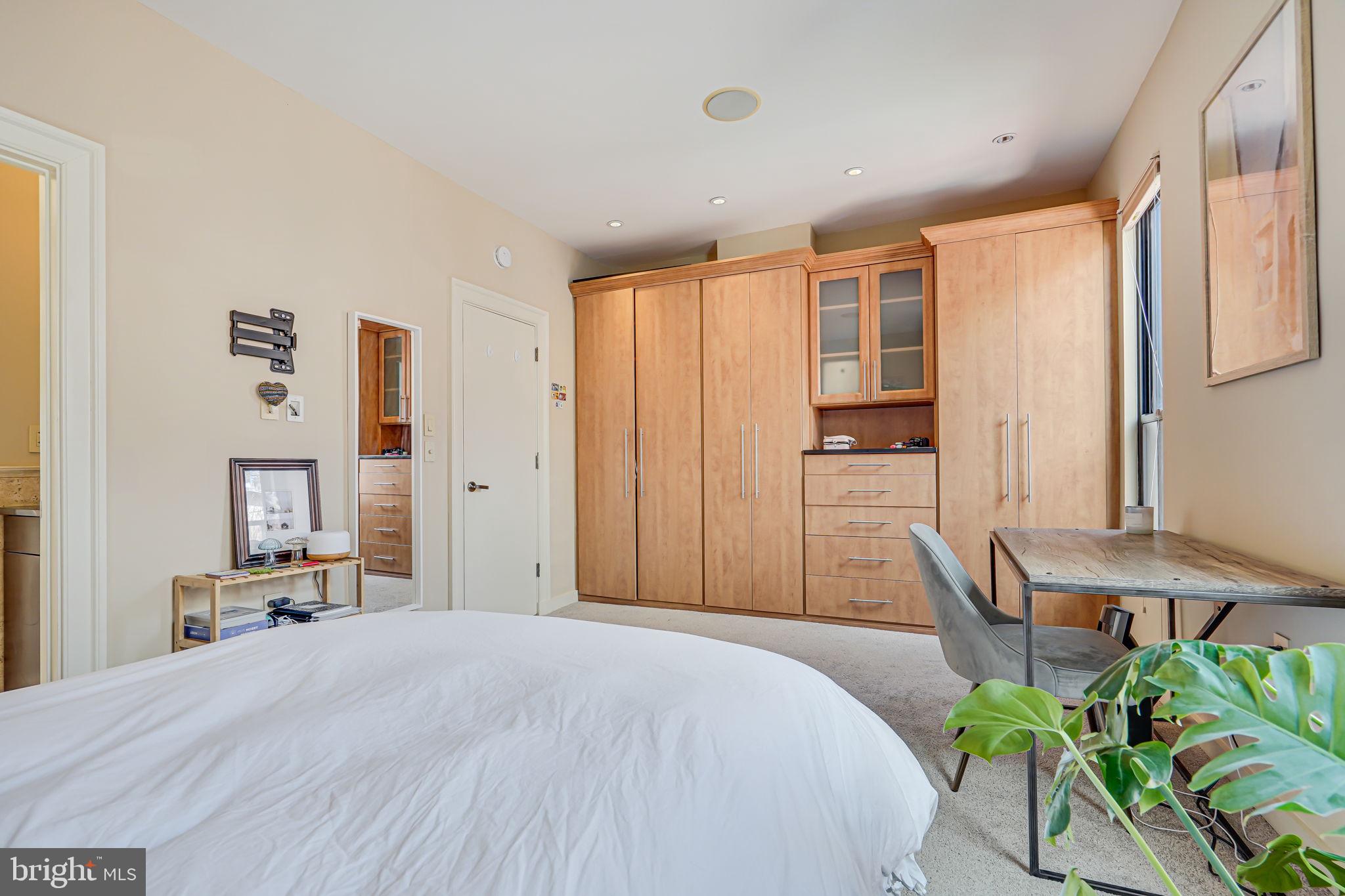 1010 22nd St NW