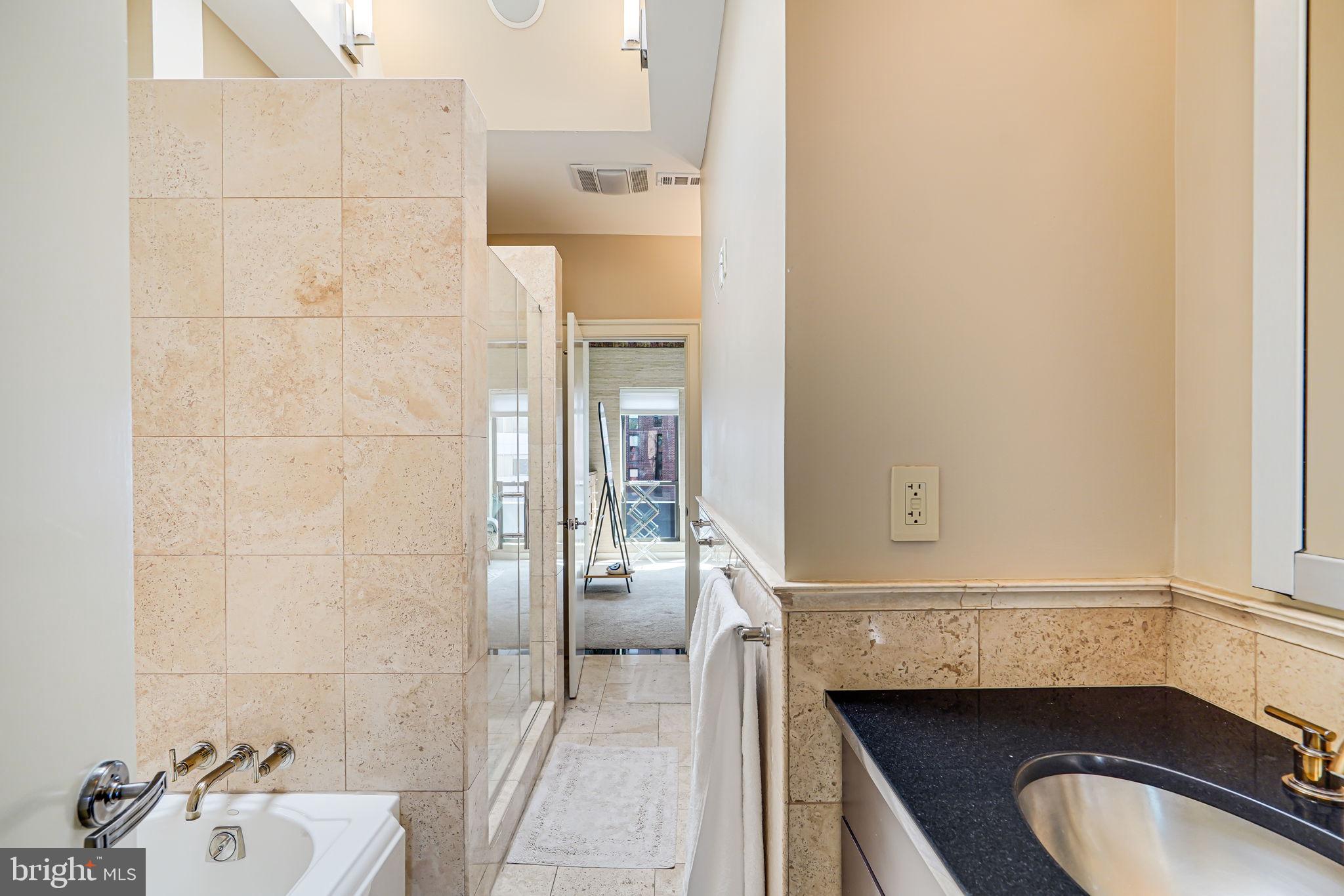 1010 22nd St NW