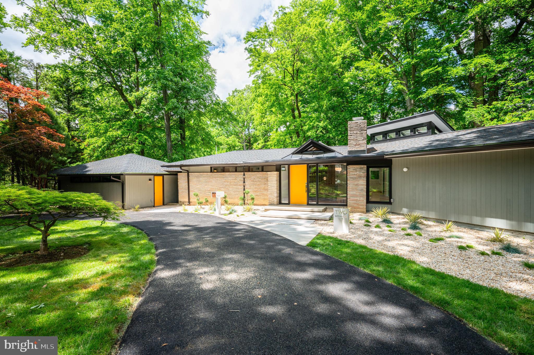 2 Buttonwood Ln
