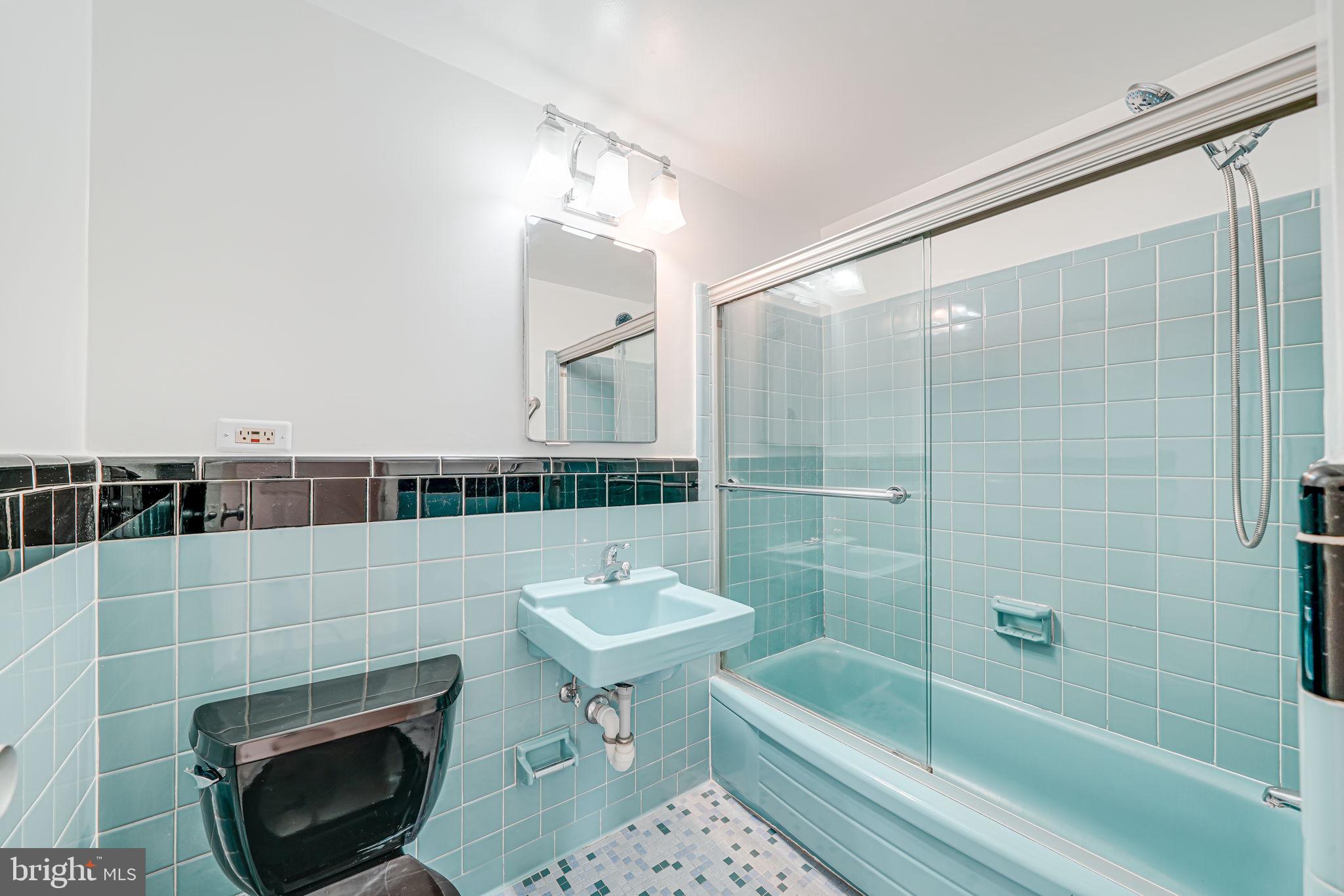 4390 LORCOM LANE 810