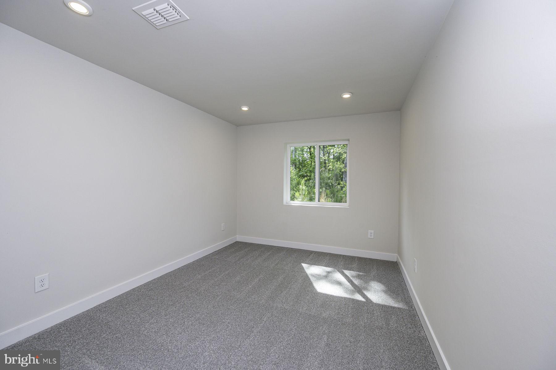 8600 KINGSLAND DRIVE