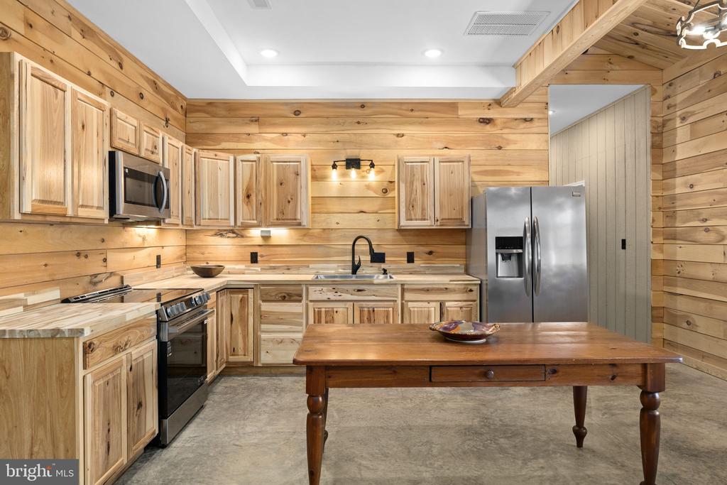 1815 COUNTRY ROAD