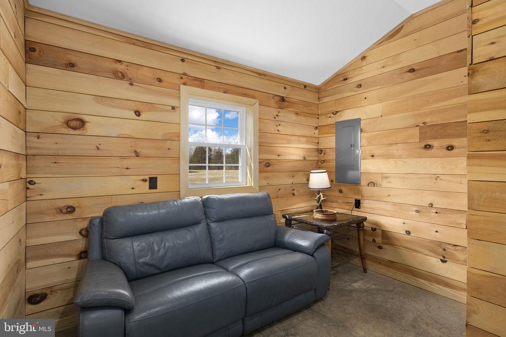 1815 COUNTRY ROAD